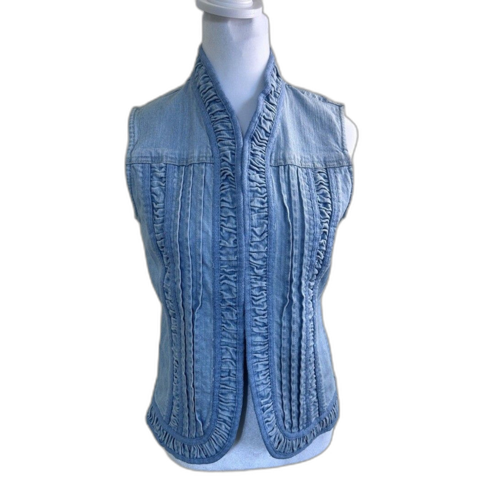 Chicos Platinum Jean Vest SZ 0 Light Wash Blue Denim Ruffle Detail Clasp Closure